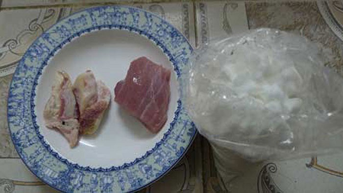 Theo quảng cáo của người bán hàng, bột săm pết có thể thịt lợn thối, ôi thiu thành thịt lợn tươi mới trong nháy mắt. Bằng cách lấy một ít nước trong, cho 1 thìa bột săm pết vào rồi hòa cho tan