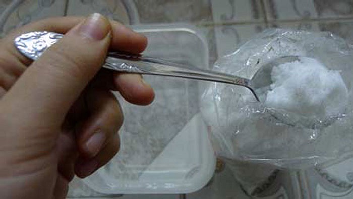 Cho miếng thịt đã bốc mùi khủng khiếp, chuyển màu vào nước có pha bột săm pết. Khoảng 2 phút sau, miếng thịt đã thay đổi