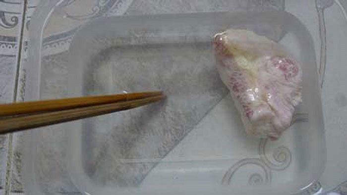  Thịt trở nên mềm, màu sắc tươi mới. Ngay cả màu vàng trên mỡ cũng biến mất.Miếng thịt trước (trái) và sau khi nhúng qua nước pha bột săm pết