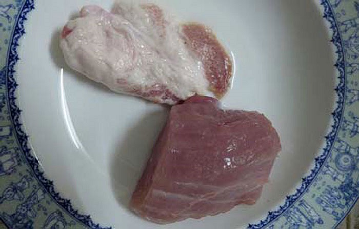 Miếng thịt ôi thiu giờ không khác miếng thịt tươi vừa mua (dưới)