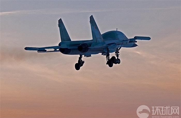 Máy bay ném bom Su-34 có thể chở tới 8 tấn bom chính xác và có thể bay liên tục 4.000 km
