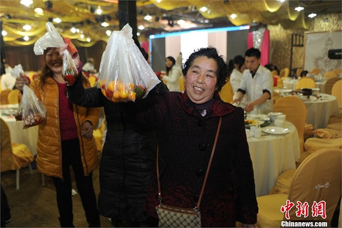 Hôm 26/1, tại một đám cưới ở Trùng Khánh, cô dâu chú rể đích thân trao tận tay các túi đồ ăn còn lại cho khách đưa về. 