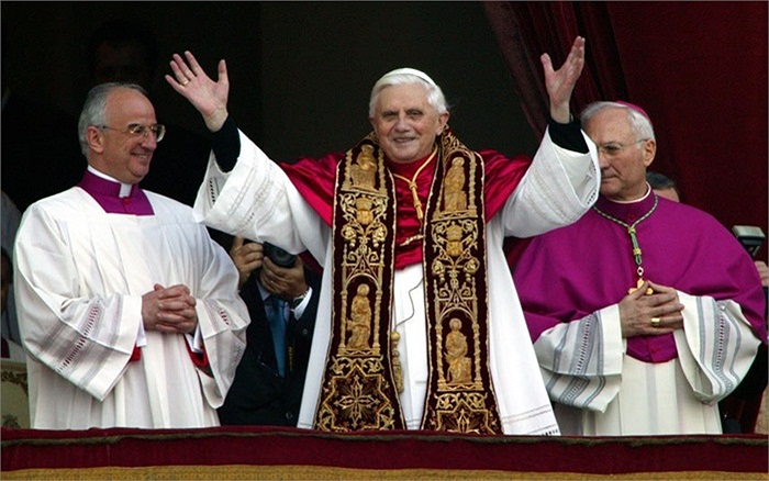 Đức Giáo Hoàng Benedict XVI nhậm chức tháng 4/2005 sau khi cuộc họp kín của các Hồng y ở Vatican