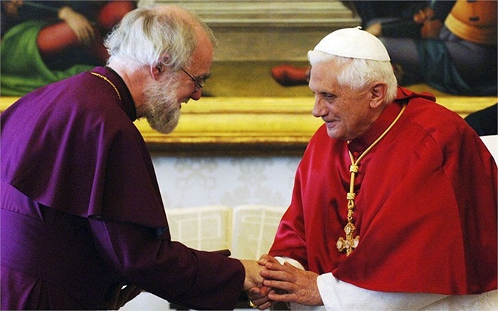 Giáo hoàng Benedict XVI gặp Tổng Giám Mục Rowan Williams trong thư viện riêng của ông ở Vatican