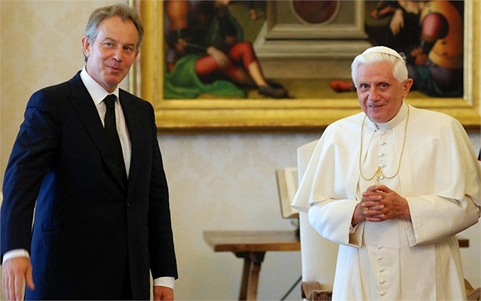 Giáo hoàng Benedict XVI gặp Thủ tướng Anh Tony Blair trong thư viện tại Vatican năm 2007