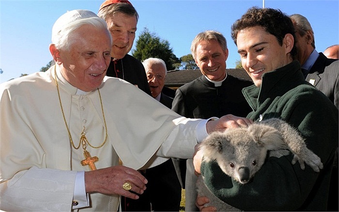 Giáo hoàng Benedict XVI vuốt ve một chú gấu Koalar ở Australia năm 2007