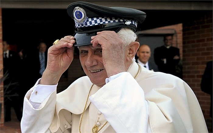 Giáo hoàng Benedict XVI đội chiếc mũ của cảnh sát Australia
