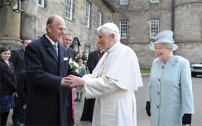 Giáo Hoàng Benedict XVI gặp hoàng tử Philp và Nữ hoàng Anh tại Cung điện Holyroodhouse ở Edinburgh