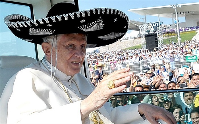 Giáo Hoàng Benedict XVI đội chiếc mũ rộng vành đặc trưng của Mexico khi đến nơi này