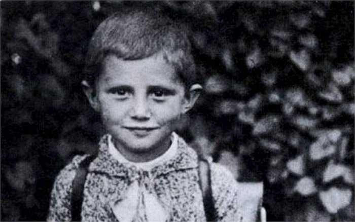 Ảnh chụp Giáo hoàng Benedict XVI khi còn là cậu bé vào năm 1932