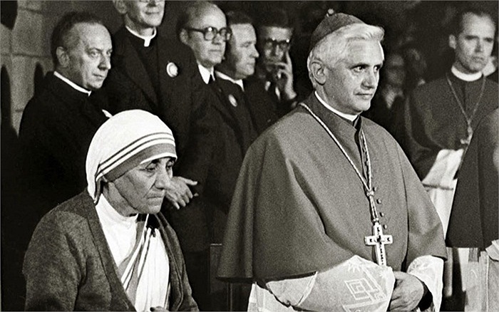 Giáo hoàng Benedict XVI cùng Đức Mẹ Teresa ở thành phố Freiburg ở phía tây nam Đức năm 1978