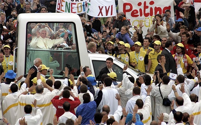 Giáo hoàng Benedict XVI trong chiếc xe của mình