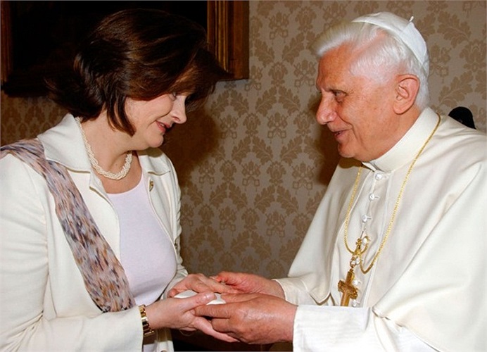 Giáo hoàng Benedict XVI trao đổi quà tặng với phu nhân Thủ tướng Anh Cherie Blair trong hội nghị ở Vatican về trẻ em