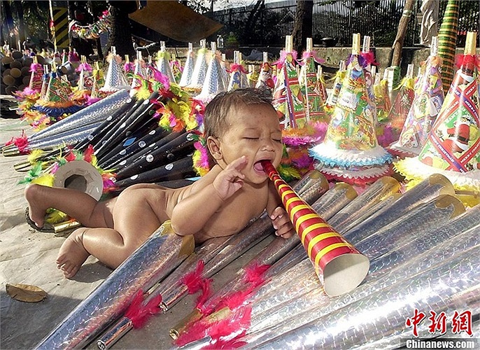 Người Philippines đón giao thừa khá đặc biệt bằng cách cho trẻ con thổi kèn giấy để xua tan những điều xui xẻo, đón may mắn năm mới