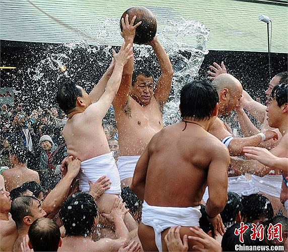 Để cầu phúc tài lộc, đàn ông Nhật Bản đêm giao thừa sẽ mặc tã, cởi trần tranh nhau một quả bóng may mắn, quả bóng nặng 8kg