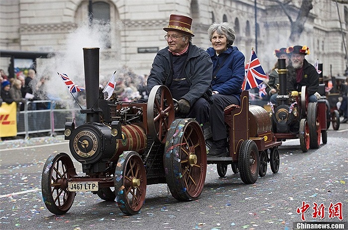 Điễu hành khắp phố là tục đón giao thừa truyền thống ở Anh