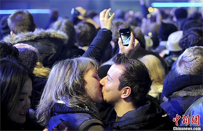 Ra đường vui chơi đêm giao thừa là tục đón giao thừa truyền thống của người Đức 