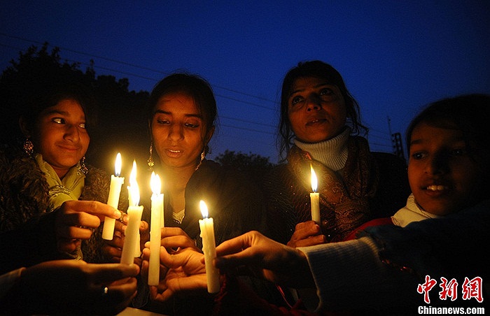Đạo Kitô ở Pakistan thắp nến cầu nguyện cho đất nước của mình luôn sống trong hòa bình vào đêm giao thừa