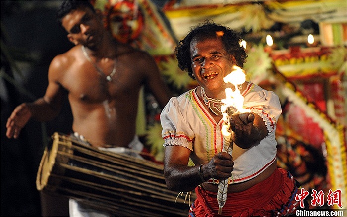 Những vũ công nhảy nhót để xua đi những điều xui xẻo đón năm mới ở Colombo, Sri Lanka