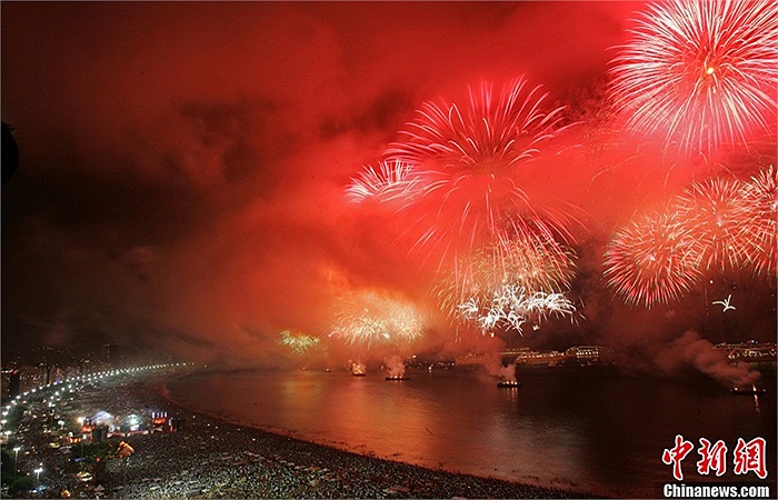 Người dân Brazil bắn pháo hoa đón năm mới ở Bãi biển Copacabana nước này