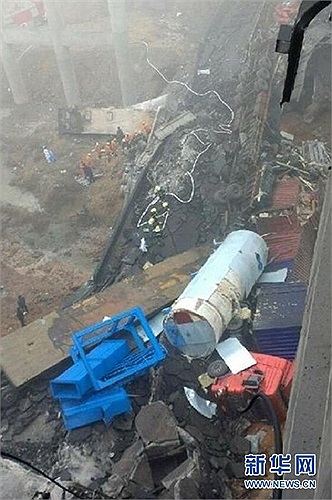 Chiếc xe tải chở pháo hoa bỗng dưng phát nổ làm sập cầu ở cao tốc Hà Nam, Trung Quốc lúc 9h sáng nay