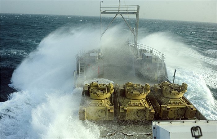 Sóng biển đánh vào màn tàu Churubusco đang chở các xe bọc thép của Quân đội Mỹ trên Vịnh Ba Tư
