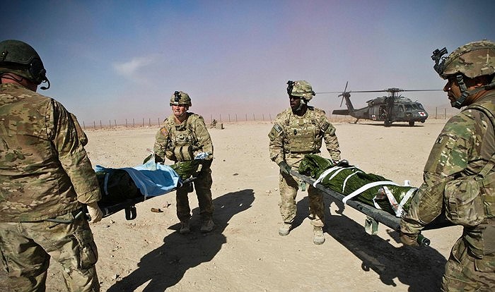 Các binh sĩ Mỹ làm nhiệm vụ cứu thương nạn nhân sau khi một thiết bị nổ tự chế phát nổ tại Kandahar, Afghanistan