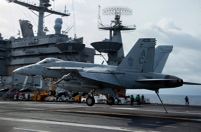 Cú hạ cánh của máy bay chiến đấu F/A-18E Super Hornet trên sàn tàu sân bay USS Harry S. Truman