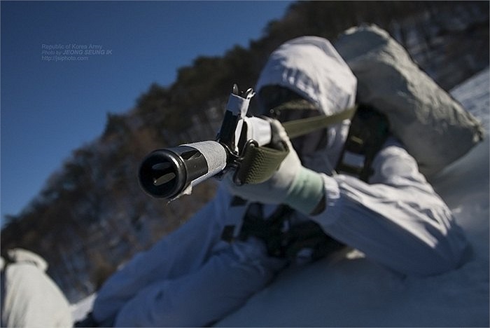 Đặc nhiệm Hàn Quốc luyện tập trong điều kiện tuyết phủ dày