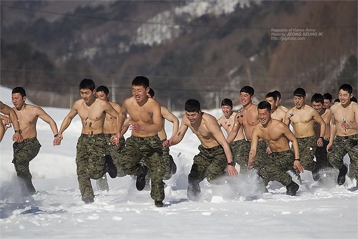 Các binh sĩ đặc nhiệm Hàn Quốc cởi trần luyện tập trong thời tiết lạnh giá