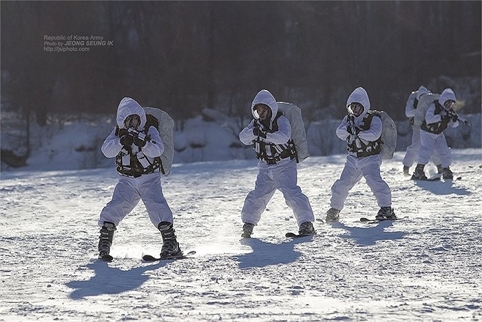Đặc nhiệm Hàn Quốc di chuyển bằng các ván trượt hiện đại ở môi trường tuyết