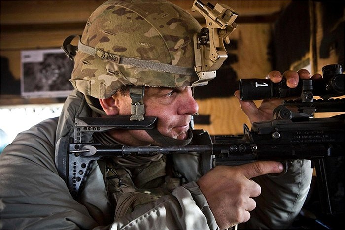 Binh sĩ Tiểu đoàn 1, Trung đoàn 36 bộ binh Mỹ làm việc tại tỉnh Kandahar, Afghanistan cùng súng trường M14