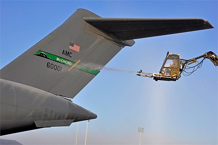 Phá băng đóng trên máy bay C-17 Globemaster III trong thời tiết lạnh giá tại căn cứ Lewis-McChord, bang Washington, Mỹ