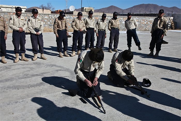 Các nhân viên lực lượng an ninh Afghanistan luyện tập tháo lắp súng trong khi bịt mắt tại tỉnh Logar