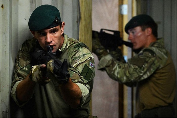 Các binh sĩ Hải quân Hoàng gia Anh luyện tập cùng tàu HMS Monmouth