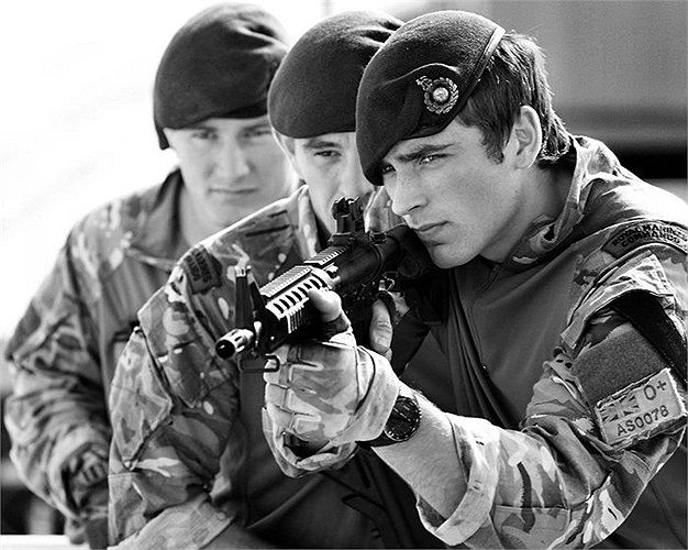 Các binh sĩ Hải quân Hoàng gia Anh luyện tập cùng tàu HMS Monmouth