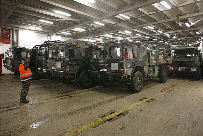 Các xe vận tải chở hệ thống tên lửa Patriot của Đức bên trong tàu thủy chuẩn bị đưa đến Thổ Nhĩ Kỳ