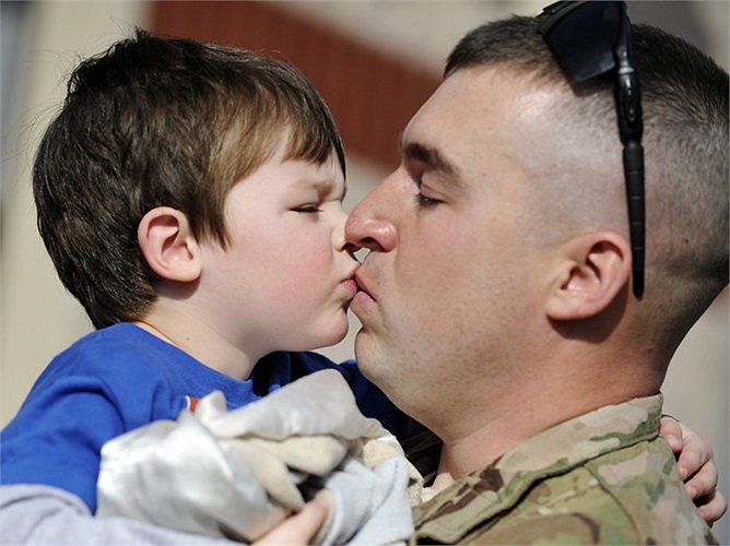 Nụ hôn của binh sĩ Mỹ và cậu con trai sau khi trở về từ chiến trường Afghanistan tại Columbia, South Carolina, Mỹ