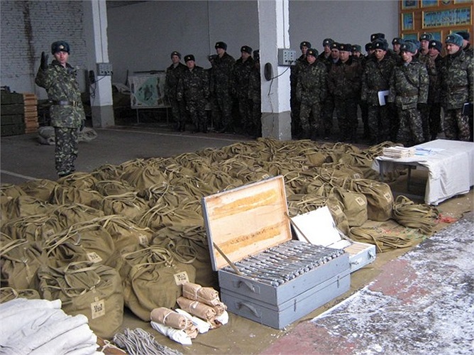 Đồ đạc chuẩn bị cho khóa đào tạo lính mới của Lữ đoàn dù số 25 của Ukrainie