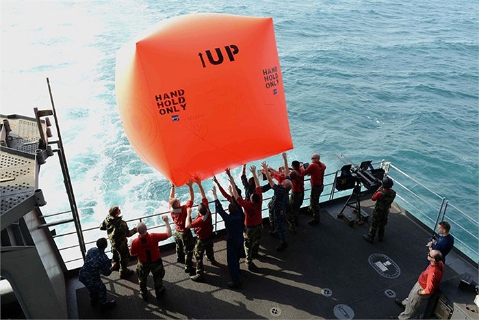 Mục tiêu nổi màu cam được thả xuống từ tàu sân bay USS John C. Stennis của Hạm đội 5, Hải quân Mỹ