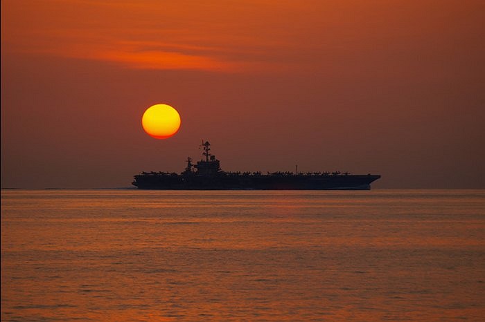 Mặt trời lặn bên tàu sân bay USS John C. Stennis, Hạm đội 5, Hải quân Mỹ khi đang làm nhiệm vụ ở biển Arab