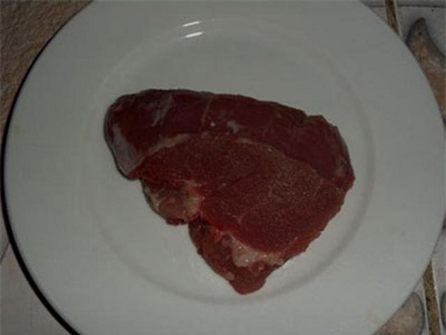 Bột phẩm màu có tên hoa hiên - loại bột tương truyền là có thể biến màu thịt lợn thành thịt bò cao cấp do phóng viên mua ở cửa hàng bán phụ gia tại chợ Bắc Qua (phía sau chợ Đồng Xuân)