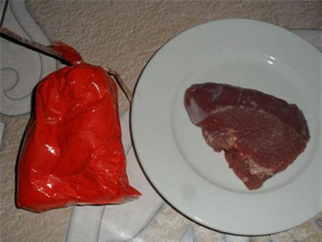 Đây cũng là loại bột phẩm màu mà các bà chủ bán cơm sinh viên hoặc những bà bán thịt bò ngoài chợ truyền tai nhau về công dụng có một không hai: hô biến thịt lợn sề giả rẻ thành thịt bò cao cấp.