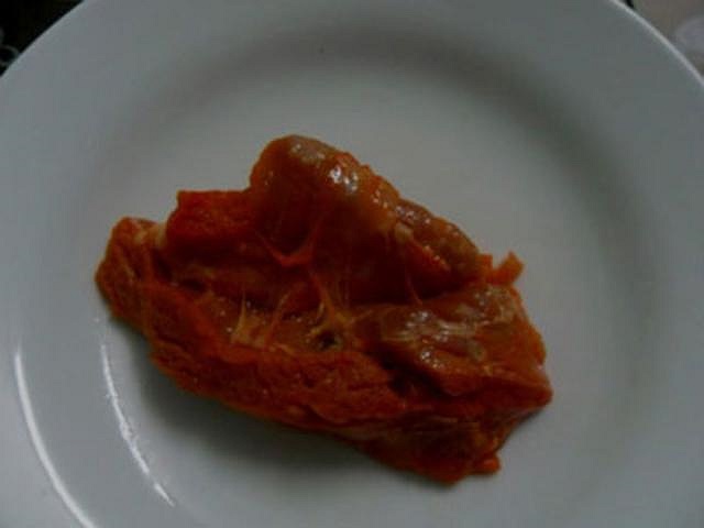 Ngay cả các thớ thịt cũng ngấm đều phẩm màu, khiến miếng thịt lợn đã biến hóa thành thịt bò. 