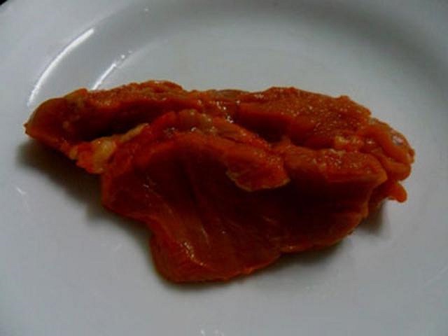 Nhiều khách hàng, nếu không để ý kỹ thì cũng không thể nào phân biệt nổi. Còn những quán ăn (đặc biệt là quán cơm sinh viên) hay các nhà hàng, những người bán thịt lợi dụng công nghệ này để lừa bán cho người tiêu dùng và thu lợi nhuận. 