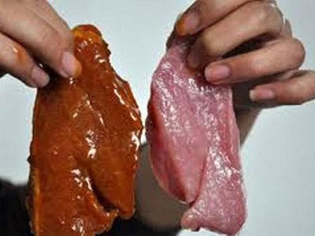 Còn nếu so sánh với loại thịt lợn được hóa thành thịt bò đã từng bị phát hiện ở Trung Quốc. Thì tại Việt Nam, công nghệ biến hóa này cũng chẳng khác gì. 