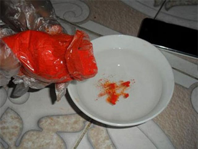 Sau đó nhúng miếng thịt lợn vào.