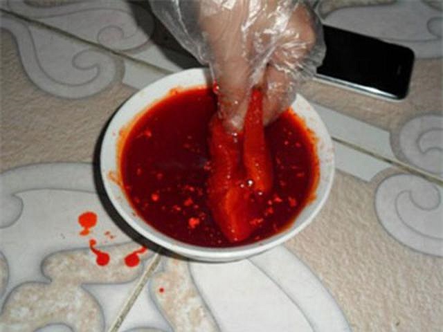 Chỉ trong vòng 30 giây nhưng phẩm màu đã nhanh chóng bám chặt vào miếng thịt.