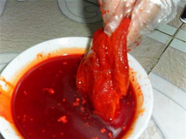 Để thịt lợn có màu đỏ giống như thịt bò, các quán ăn, nhà hàng phải đem rửa miếng thịt này trong nước sạch.