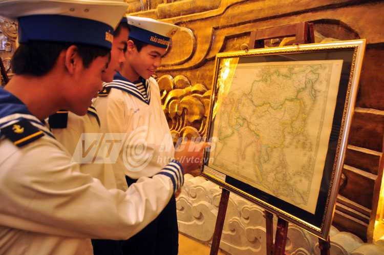 Ảnh: Triển lãm tư liệu khẳng định chủ quyền Hoàng Sa